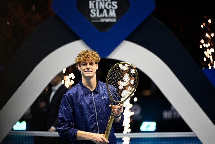 六王表演赛：辛纳2-0横扫阿卡，带走600万美金和一把纯金球拍